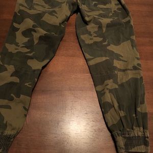 Shorts army print joggers